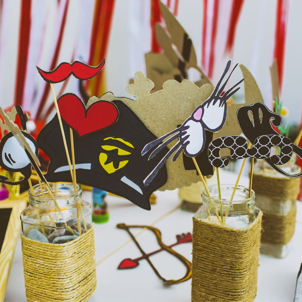 zbliżenie zabawnych elementów na stole