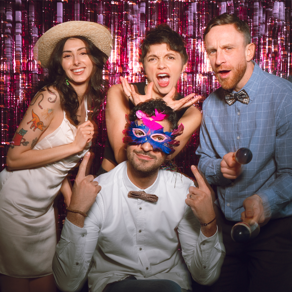 przyjaciele pozują razem w fotobudce